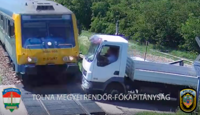 Ez t&ouml;rt&eacute;nik, ha egy kisteheraut&oacute; &eacute;s egy InterCity tal&aacute;lkozik Simontorny&aacute;n - VIDE&Oacute;