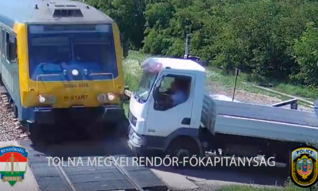 Ez t&ouml;rt&eacute;nik, ha egy kisteheraut&oacute; &eacute;s egy InterCity tal&aacute;lkozik Simontorny&aacute;n - VIDE&Oacute;