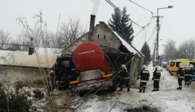 Tart&aacute;lyos kamion rongyolt bele egy h&aacute;zba Kapospul&aacute;n, a h&aacute;zban is vannak s&eacute;r&uuml;ltek