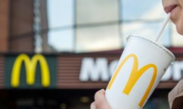 Lassan b&uacute;cs&uacute;t vehet&uuml;nk a műanyag sz&iacute;v&oacute;sz&aacute;lakt&oacute;l a McDonald&#039;s-ban