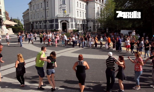 Salsa flashmobbal &uuml;nnepelt&eacute;k a T&aacute;nc vil&aacute;gnapj&aacute;t a Kossuth t&eacute;ren - VIDE&Oacute;