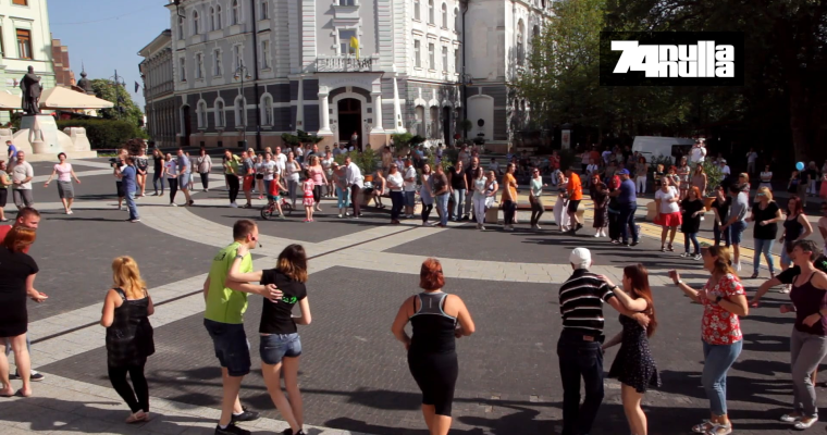 Salsa flashmobbal &uuml;nnepelt&eacute;k a T&aacute;nc vil&aacute;gnapj&aacute;t a Kossuth t&eacute;ren - VIDE&Oacute;