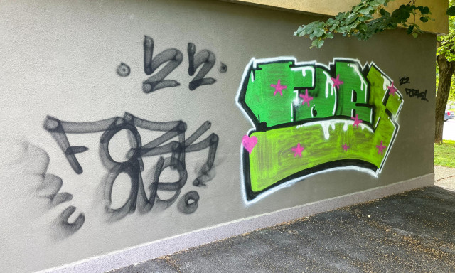 Ez nem műv&eacute;szet, csak rong&aacute;l&aacute;s &ndash; Graffitikkel &aacute;rasztott&aacute;k el fiatalok a Petőfi utca k&ouml;rny&eacute;k&eacute;t &ndash; GAL&Eacute;RIA