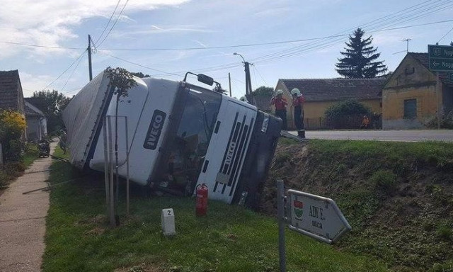 &Aacute;rokba borult egy kamion B&ouml;h&ouml;ny&eacute;n, kifolyt az &uuml;zemanyag