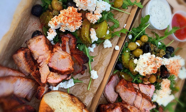 Br&eacute;k&oacute;! Vas&aacute;rnap barbecue kertiparti a Desin, szak&aacute;cs a Grillbecue