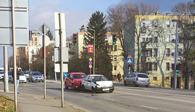 &Oacute;vatosan a belv&aacute;rosban, baleset t&ouml;rt&eacute;nt a Petőfi utc&aacute;n&aacute;l