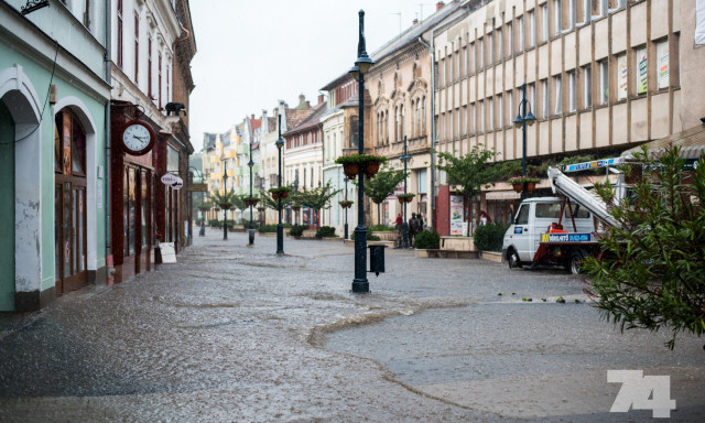 Futva vagy s&eacute;t&aacute;lva &aacute;zunk el jobban az esőben?