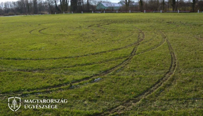 Sz&eacute;tdrifteltek egy focip&aacute;ly&aacute;t, f&eacute;lmilli&oacute;s k&aacute;rt okoztak  - Egyik&uuml;knek elkobozt&aacute;k az aut&oacute;j&aacute;t