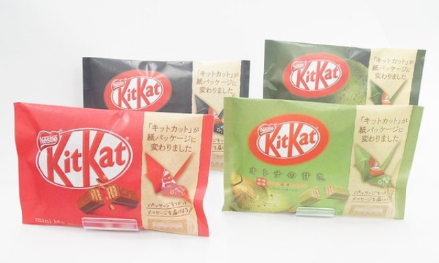 Origamis pap&iacute;rra cser&eacute;lik a Kit-Kat műanyag csomagol&aacute;s&aacute;t