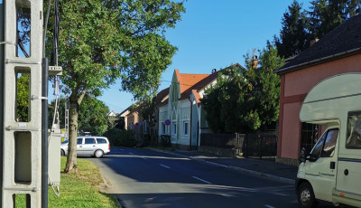 Egy katonai kamion szak&iacute;tott ki egy f&aacute;t a Kisfaludyban p&eacute;nteken