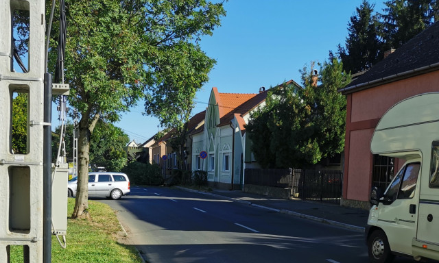 Egy katonai kamion szak&iacute;tott ki egy f&aacute;t a Kisfaludyban p&eacute;nteken