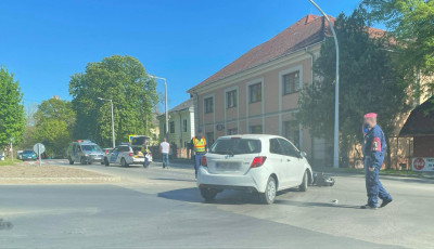 El&uuml;t&ouml;ttek egy motorost a Hős&ouml;k templom&aacute;n&aacute;l