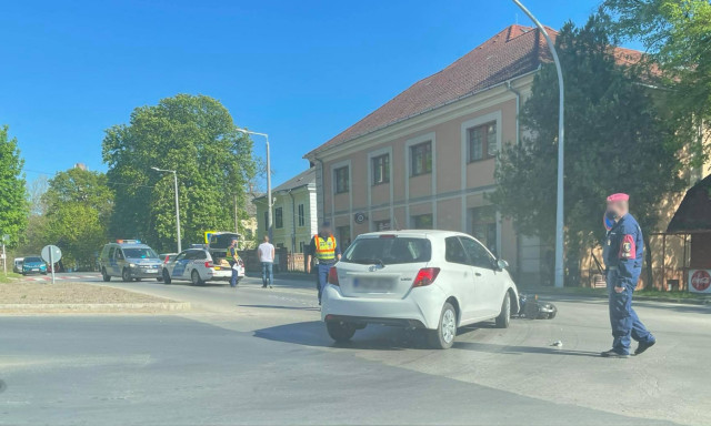 El&uuml;t&ouml;ttek egy motorost a Hős&ouml;k templom&aacute;n&aacute;l