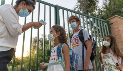 Azonnali t&eacute;li sz&uuml;netet akar a szakszervezet az iskol&aacute;kban - Vajon a sz&uuml;lők otthon tudn&aacute;nak maradni?