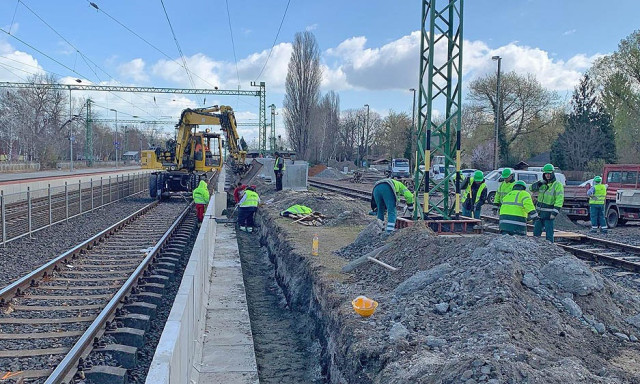 M&aacute;r k&eacute;sz&uuml;lnek a ny&aacute;rra, folyamatosan fejlesztik a vas&uacute;t&aacute;llom&aacute;sokat a Balaton d&eacute;li partj&aacute;n