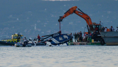 &Iacute;gy csap&oacute;dott a Balatonba cs&uuml;t&ouml;rt&ouml;k&ouml;n a rendőrs&eacute;gi helikopter - VIDE&Oacute;