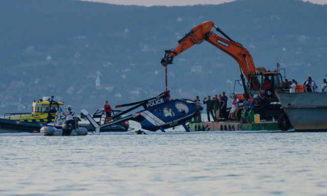 &Iacute;gy csap&oacute;dott a Balatonba cs&uuml;t&ouml;rt&ouml;k&ouml;n a rendőrs&eacute;gi helikopter - VIDE&Oacute;