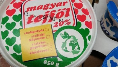 Az egyik tejf&ouml;l&ouml;s m&aacute;rka zseni&aacute;lis m&oacute;don maxolta ki a magyar kaj&aacute;sdobozos k&ouml;zhelyt