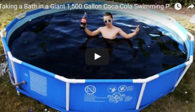 Ez t&ouml;rt&eacute;nik, ha 6000 liter Cola, egy v&ouml;d&ouml;r Mentos, &eacute;s 90 kil&oacute; j&eacute;g tal&aacute;lkozik!