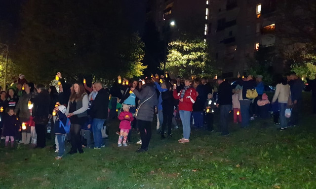 Enn&eacute;l cukibbat ma nem l&aacute;tsz! - L&aacute;mp&aacute;s menettel &uuml;nnepelt&eacute;k a M&aacute;rton napot a B&eacute;ke utcai ovisok