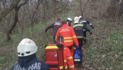 Mentők, tűzolt&oacute;k &eacute;s mezőőr&ouml;k egy&uuml;tt vitt&eacute;k f&eacute;l kilom&eacute;teren kereszt&uuml;l a bajbajutott nőt - VIDE&Oacute;