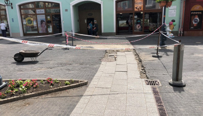 Nem kell t&ouml;bb&eacute; szlalomoznunk - Megkezdt&eacute;k a Kossuth t&eacute;r helyre&aacute;ll&iacute;t&aacute;s&aacute;t