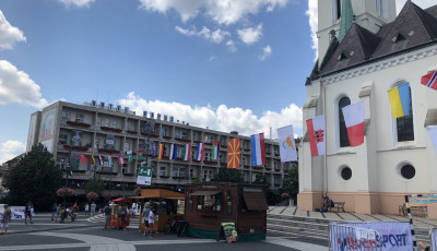 Hol a magyar z&aacute;szl&oacute;? A r&eacute;sztvevő nemzetek lobog&oacute;ival dekor&aacute;lt&aacute;k ki a Kossuth teret