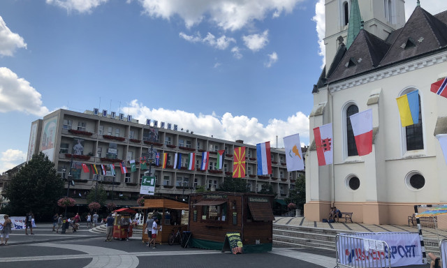 Hol a magyar z&aacute;szl&oacute;? A r&eacute;sztvevő nemzetek lobog&oacute;ival dekor&aacute;lt&aacute;k ki a Kossuth teret