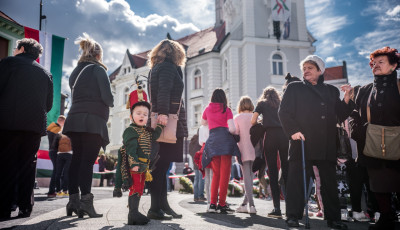 Var&aacute;zslatos k&eacute;pekkel jelentkez&uuml;nk a megeml&eacute;kez&eacute;sről - GAL&Eacute;RIA