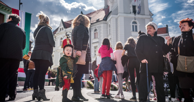 Var&aacute;zslatos k&eacute;pekkel jelentkez&uuml;nk a megeml&eacute;kez&eacute;sről - GAL&Eacute;RIA