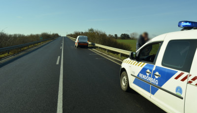 Szalagkorl&aacute;tnak &uuml;tk&ouml;z&ouml;tt a v&eacute;tlen sofőr Kaposm&eacute;rőn&eacute;l, a v&eacute;tkes aut&oacute;s sz&oacute; n&eacute;lk&uuml;l elhajtott