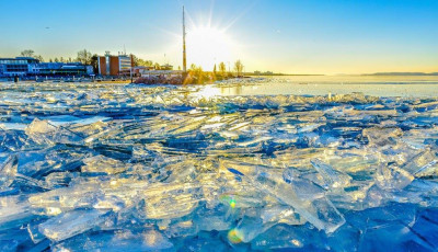 J&eacute;gk&ouml;rhinta, Balaton&Aacute;tcs&uacute;sz&aacute;s &eacute;s vil&aacute;gbajnok j&eacute;gszobr&aacute;szok - Ezen a h&eacute;tv&eacute;g&eacute;n extr&aacute;n &eacute;rdemes lesz kin&eacute;zni a Balcsira!