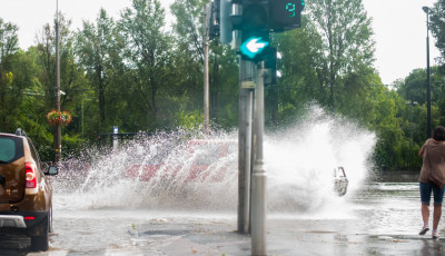 &Iacute;gy szelt&eacute;k a habokat a kaposv&aacute;ri aut&oacute;sok - GAL&Eacute;RIA