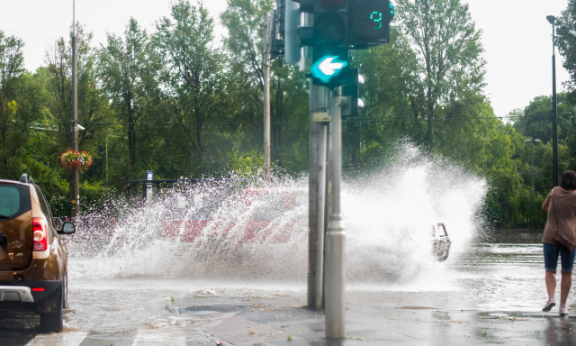 &Iacute;gy szelt&eacute;k a habokat a kaposv&aacute;ri aut&oacute;sok - GAL&Eacute;RIA