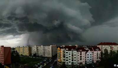 Fel&eacute;nk tart a frontrendszer, ami a szomsz&eacute;dban torn&aacute;d&oacute;k k&iacute;s&eacute;ret&eacute;ben puszt&iacute;tott - VIDE&Oacute;