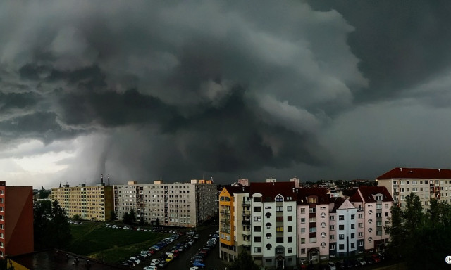 Fel&eacute;nk tart a frontrendszer, ami a szomsz&eacute;dban torn&aacute;d&oacute;k k&iacute;s&eacute;ret&eacute;ben puszt&iacute;tott - VIDE&Oacute;