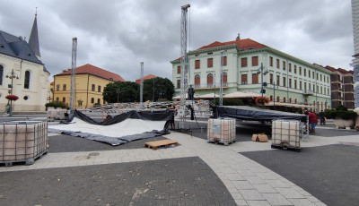 M&aacute;r &eacute;p&uuml;l a sz&iacute;npad, p&eacute;ntektől Mi&eacute;nk a v&aacute;ros!