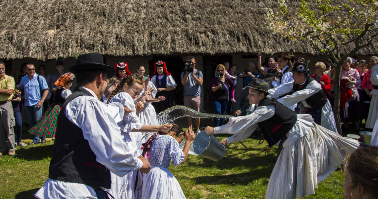 Na ez&eacute;rt nem hervadnak el a szennai l&aacute;nyok! H&uacute;sv&eacute;ti forgatag K&Eacute;PGAL&Eacute;RIA a skanzenből