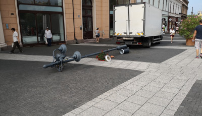 Egy kandel&aacute;berrel szeg&eacute;nyebb lett ma reggel a Kossuth t&eacute;r