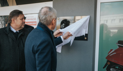 Elk&eacute;sz&uuml;lt a Magl&oacute;di h&aacute;z - Kaposv&aacute;ri tervező &eacute;s műv&eacute;sz nev&eacute;t viseli a fel&uacute;j&iacute;tott &eacute;p&uuml;let