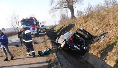 &Aacute;rokba esett egy aut&oacute; Tasz&aacute;rn&aacute;l - tűzolt&oacute;k szabad&iacute;tott&aacute;k ki a sofőrt