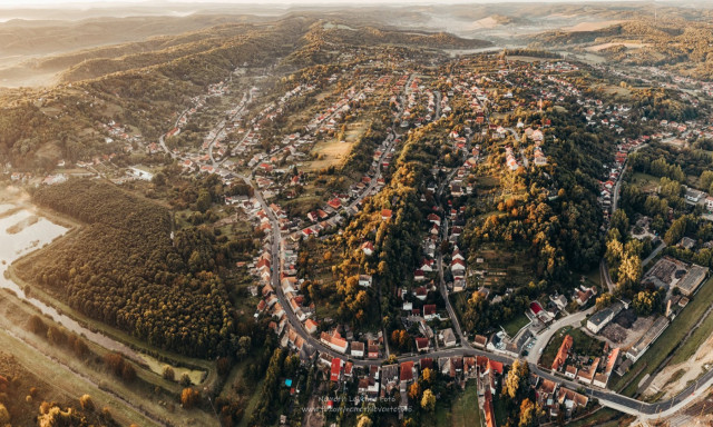 &Iacute;gy fest mad&aacute;rt&aacute;vlatb&oacute;l a hajnali sz&iacute;nekben pomp&aacute;z&oacute; Kaposv&aacute;r