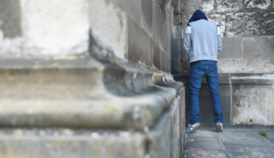 Pisilni akart, l&aacute;b&aacute;t t&ouml;rt&eacute;k - Rossz helyen v&eacute;gezte a dolg&aacute;t egy si&oacute;foki f&eacute;rfi