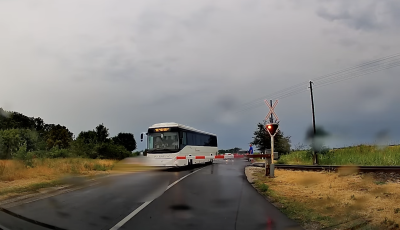 Tucatnyi aut&oacute; &eacute;s t&ouml;bb busz is &aacute;tsurrant egy tilos jelz&eacute;sen a vas&uacute;ti &aacute;tj&aacute;r&oacute;ban - VIDE&Oacute;