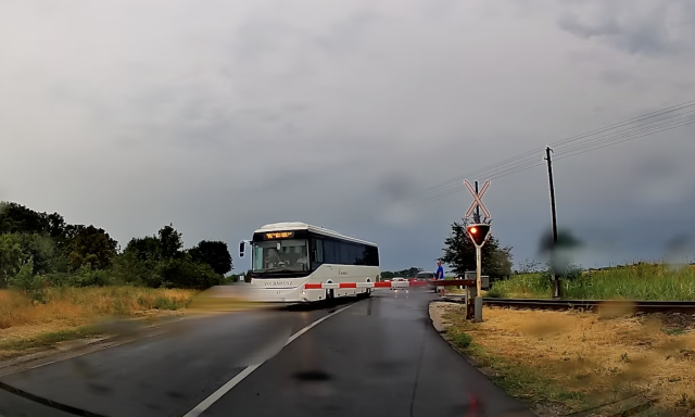 Tucatnyi aut&oacute; &eacute;s t&ouml;bb busz is &aacute;tsurrant egy tilos jelz&eacute;sen a vas&uacute;ti &aacute;tj&aacute;r&oacute;ban - VIDE&Oacute;