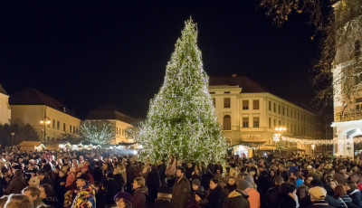 Felgy&uacute;ltak az adventi f&eacute;nyek a v&aacute;rosban - Hangulatk&eacute;pek