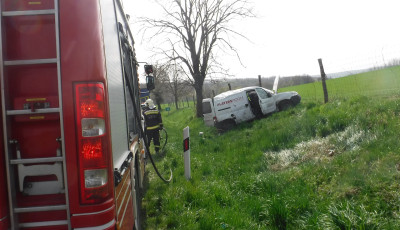 &Aacute;rokba fordult &eacute;s fejtetőn &aacute;llt meg egy aut&oacute; Simonfa &eacute;s Bősz&eacute;nfa k&ouml;z&ouml;tt - egy s&eacute;r&uuml;lt