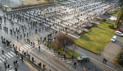 T&ouml;bb kilom&eacute;ternyi fonott kos&aacute;r fogadta a cs&iacute;kszeredai papokat az &eacute;telszentel&eacute;sen - VIDE&Oacute;