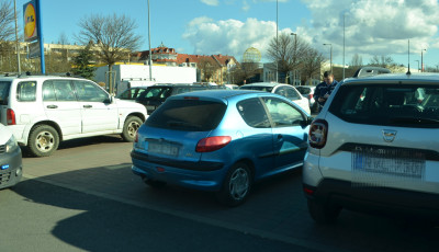 Megh&uacute;zott egy aut&oacute;t a Lidl parkol&oacute;ban, majd sz&oacute; n&eacute;lk&uuml;l lel&eacute;pett