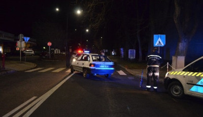 R&eacute;szegen kanyargott a v&aacute;rosban &ndash; egy jelzőt&aacute;bla &eacute;s egy aut&oacute; b&aacute;nta